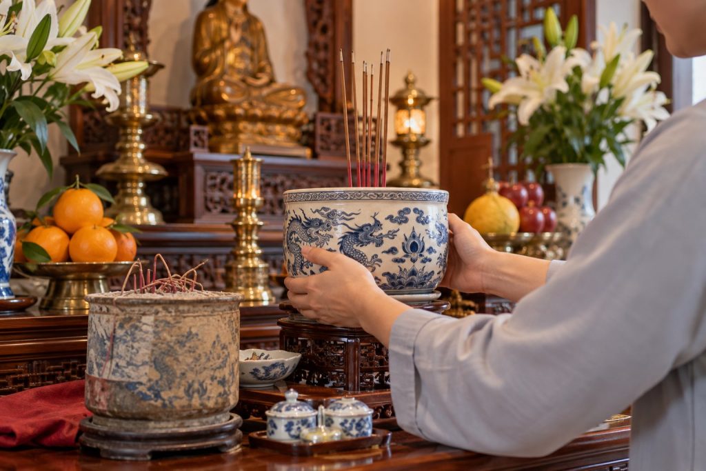 Thay bát hương cũ: Khi nào cần và cách thực hiện