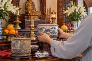 Thay bát hương cũ: Khi nào cần và cách thực hiện